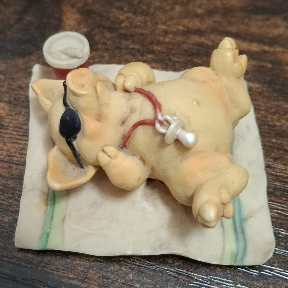 🐖Vintage Ganz 1992 Pigsville Small Figurine ‘Sun Tanning Piglet’ - PM 1301